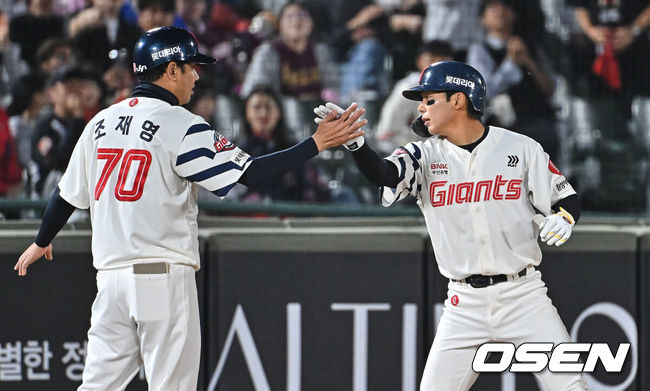 [OSEN=부산, 이석우 기자] 28일 부산 사직야구장에서 2026 신한 SOL KBO 리그 롯데 자이언츠와 키움 히어로즈의 경기가 열렸다. 홈팀 롯데는 김진욱이, 방문팀 키움은 알칸타라가 선발 출전했다.롯데 자이언츠 장두성이 6회말 1사 1,3루 좌중간 2타점 3루타를 치고 하이파이브를 하고 있다. 2026.04.28 / foto0307@osen.co.kr