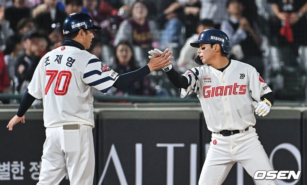 28일 부산 사직야구장에서 2026 신한 SOL KBO 리그 롯데 자이언츠와 키움 히어로즈의 경기가 열렸다. 홈팀 롯데는 김진욱이, 방문팀 키움은 알칸타라가 선발 출전했다.롯데 자이언츠 장두성이 6회말 1사 1,3루 좌중간 2타점 3루타를 치고 하이파이브를 하고 있다. 2026.04.28 / foto0307@osen.co.kr
