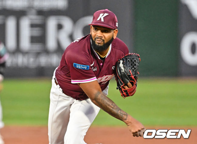 [OSEN=부산, 이석우 기자] 28일 부산 사직야구장에서 2026 신한 SOL KBO 리그 롯데 자이언츠와 키움 히어로즈의 경기가 열렸다. 홈팀 롯데는 김진욱이, 방문팀 키움은 알칸타라가 선발 출전했다.키움 히어로즈 선발 투수 알칸타라가 역투하고 있다. 2026.04.28 / foto0307@osen.co.kr