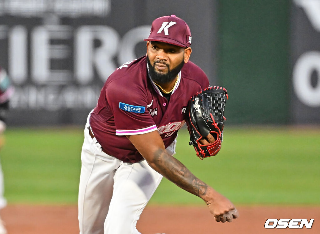 28일 부산 사직야구장에서 2026 신한 SOL KBO 리그 롯데 자이언츠와 키움 히어로즈의 경기가 열렸다. 홈팀 롯데는 김진욱이, 방문팀 키움은 알칸타라가 선발 출전했다.키움 히어로즈 선발 투수 알칸타라가 역투하고 있다. 2026.04.28 / foto0307@osen.co.kr