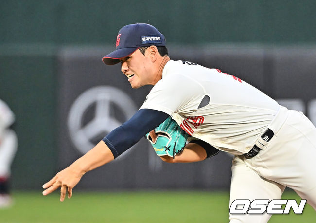[OSEN=부산, 이석우 기자] 28일 부산 사직야구장에서 2026 신한 SOL KBO 리그 롯데 자이언츠와 키움 히어로즈의 경기가 열렸다. 홈팀 롯데는 김진욱이, 방문팀 키움은 알칸타라가 선발 출전했다.롯데 자이언츠 선발 투수 김진욱이 역투하고 있다. 2026.04.28 / foto0307@osen.co.kr