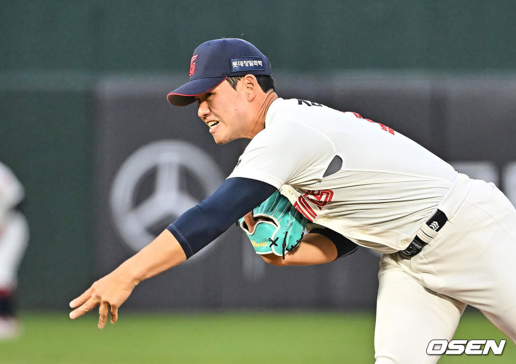 28일 부산 사직야구장에서 2026 신한 SOL KBO 리그 롯데 자이언츠와 키움 히어로즈의 경기가 열렸다. 홈팀 롯데는 김진욱이, 방문팀 키움은 알칸타라가 선발 출전했다.롯데 자이언츠 선발 투수 김진욱이 역투하고 있다. 2026.04.28 / foto0307@osen.co.kr