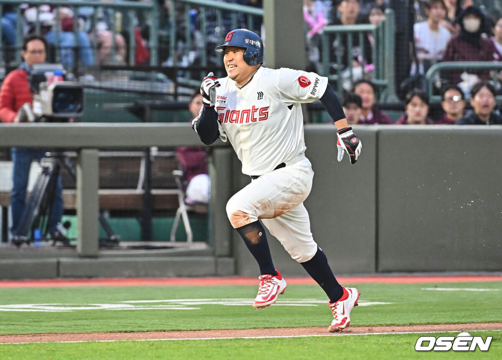 28일 부산 사직야구장에서 2026 신한 SOL KBO 리그 롯데 자이언츠와 키움 히어로즈의 경기가 열렸다. 홈팀 롯데는 김진욱이, 방문팀 키움은 알칸타라가 선발 출전했다.롯데 자이언츠 유강남이 2회말 2사 3루 전민재의 투수 왼쪽 내야 안타때 득점을 올리고 있다. 2026.04.28 / foto0307@osen.co.kr
