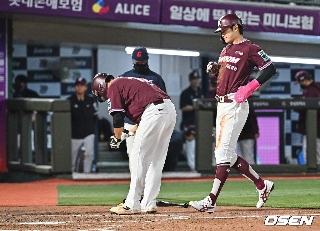 28일 부산 사직야구장에서 2026 신한 SOL KBO 리그 롯데 자이언츠와 키움 히어로즈의 경기가 열렸다. 홈팀 롯데는 김진욱이, 방문팀 키움은 알칸타라가 선발 출전했다.키움 히어로즈 박주홍이 5회초 1사 만루 키움 히어로즈 김건희의 밀어내기 볼넷에 득점을 올리고 있다. 2026.04.28 / foto0307@osen.co.kr