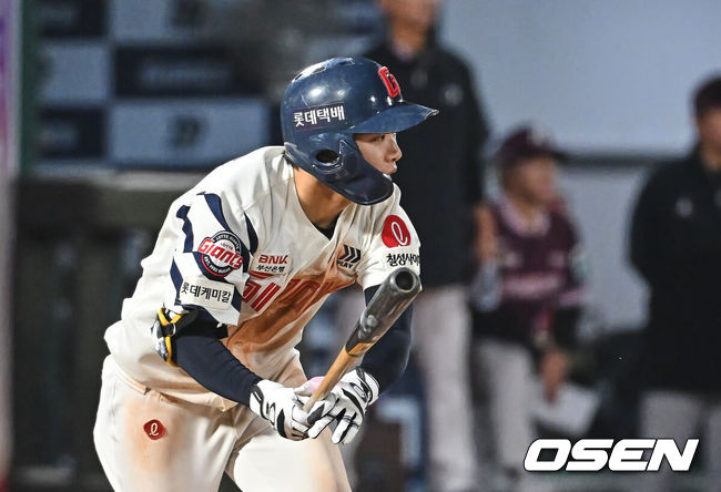 [OSEN=부산, 이석우 기자] 28일 부산 사직야구장에서 2026 신한 SOL KBO 리그 롯데 자이언츠와 키움 히어로즈의 경기가 열렸다. 홈팀 롯데는 김진욱이, 방문팀 키움은 알칸타라가 선발 출전했다.롯데 자이언츠 이호준이 6회말 1사 2,3루 중견수 앞 1타점 안타를 치고 있다. 2026.04.28 / foto0307@osen.co.kr