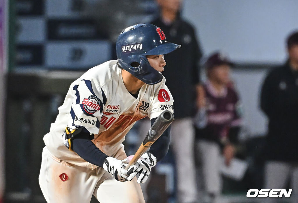 28일 부산 사직야구장에서 2026 신한 SOL KBO 리그 롯데 자이언츠와 키움 히어로즈의 경기가 열렸다. 홈팀 롯데는 김진욱이, 방문팀 키움은 알칸타라가 선발 출전했다.롯데 자이언츠 이호준이 6회말 1사 2,3루 중견수 앞 1타점 안타를 치고 있다. 2026.04.28 / foto0307@osen.co.kr