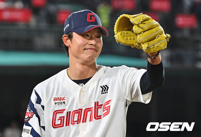 [OSEN=부산, 이석우 기자] 28일 부산 사직야구장에서 2026 신한 SOL KBO 리그 롯데 자이언츠와 키움 히어로즈의 경기가 열렸다. 홈팀 롯데는 김진욱이, 방문팀 키움은 알칸타라가 선발 출전했다.롯데 자이언츠 현도훈이 7회초 수비를 무실점으로 막고 레이예스와 하이파이브를 하고 있다. 2026.04.28 / foto0307@osen.co.kr