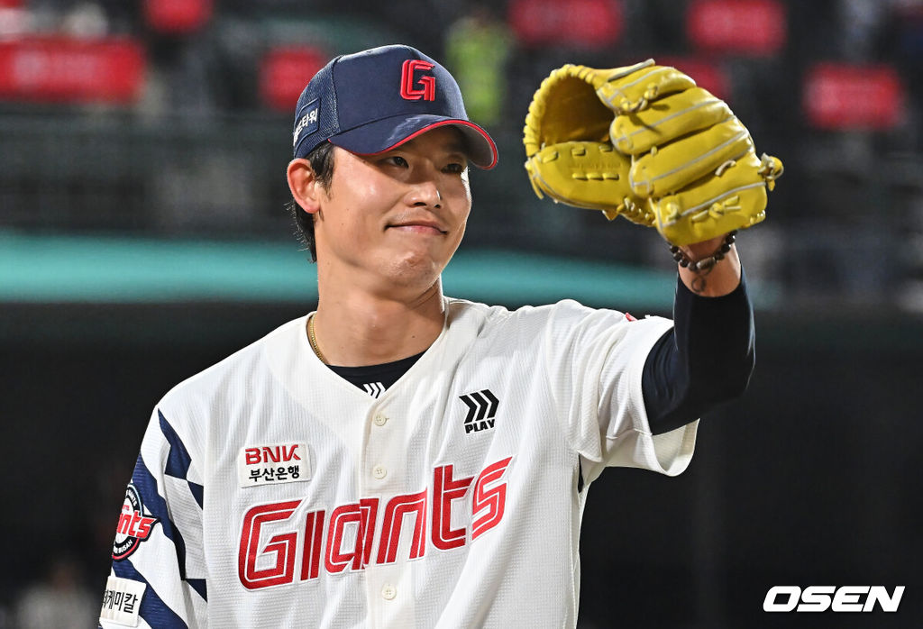 28일 부산 사직야구장에서 2026 신한 SOL KBO 리그 롯데 자이언츠와 키움 히어로즈의 경기가 열렸다. 홈팀 롯데는 김진욱이, 방문팀 키움은 알칸타라가 선발 출전했다.롯데 자이언츠 현도훈이 7회초 수비를 무실점으로 막고 레이예스와 하이파이브를 하고 있다. 2026.04.28 / foto0307@osen.co.kr