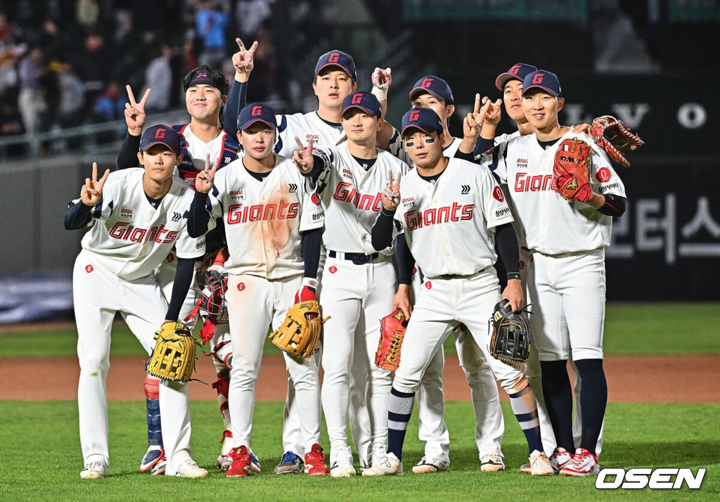 28일 부산 사직야구장에서 2026 신한 SOL KBO 리그 롯데 자이언츠와 키움 히어로즈의 경기가 열렸다. 홈팀 롯데는 김진욱이, 방문팀 키움은 알칸타라가 선발 출전했다.롯데 자이언츠 선수들이 키움 히어로즈에 5-4로 승리한 후 기념촬영을 하고 있다. 2026.04.28 / foto0307@osen.co.kr