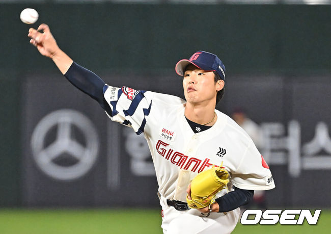 [OSEN=부산, 이석우 기자] 28일 부산 사직야구장에서 2026 신한 SOL KBO 리그 롯데 자이언츠와 키움 히어로즈의 경기가 열렸다. 홈팀 롯데는 김진욱이, 방문팀 키움은 알칸타라가 선발 출전했다.롯데 자이언츠 현도훈이 역투하고 있다. 2026.04.28 / foto0307@osen.co.kr