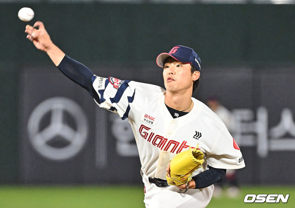28일 부산 사직야구장에서 2026 신한 SOL KBO 리그 롯데 자이언츠와 키움 히어로즈의 경기가 열렸다. 홈팀 롯데는 김진욱이, 방문팀 키움은 알칸타라가 선발 출전했다.롯데 자이언츠 현도훈이 역투하고 있다. 2026.04.28 / foto0307@osen.co.kr
