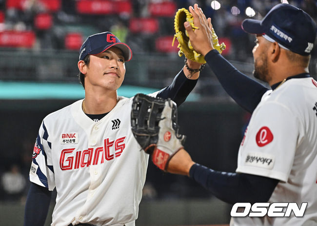 [OSEN=부산, 이석우 기자] 28일 부산 사직야구장에서 2026 신한 SOL KBO 리그 롯데 자이언츠와 키움 히어로즈의 경기가 열렸다. 홈팀 롯데는 김진욱이, 방문팀 키움은 알칸타라가 선발 출전했다.롯데 자이언츠 현도훈이 7회초 수비를 무실점으로 막고 레이예스와 하이파이브를 하고 있다. 2026.04.28 / foto0307@osen.co.kr