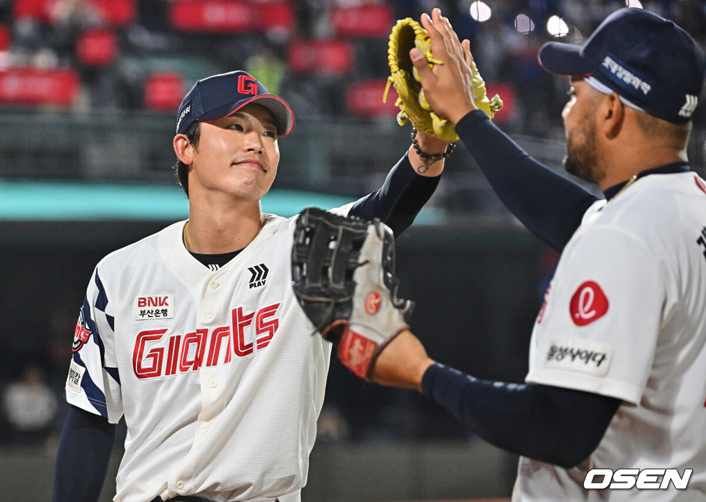 28일 부산 사직야구장에서 2026 신한 SOL KBO 리그 롯데 자이언츠와 키움 히어로즈의 경기가 열렸다. 홈팀 롯데는 김진욱이, 방문팀 키움은 알칸타라가 선발 출전했다.롯데 자이언츠 현도훈이 7회초 수비를 무실점으로 막고 레이예스와 하이파이브를 하고 있다. 2026.04.28 / foto0307@osen.co.kr