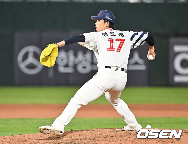 [OSEN=부산, 이석우 기자] 28일 부산 사직야구장에서 2026 신한 SOL KBO 리그 롯데 자이언츠와 키움 히어로즈의 경기가 열렸다. 홈팀 롯데는 김진욱이, 방문팀 키움은 알칸타라가 선발 출전했다.롯데 자이언츠 현도훈이 역투하고 있다. 2026.04.28 / foto0307@osen.co.kr