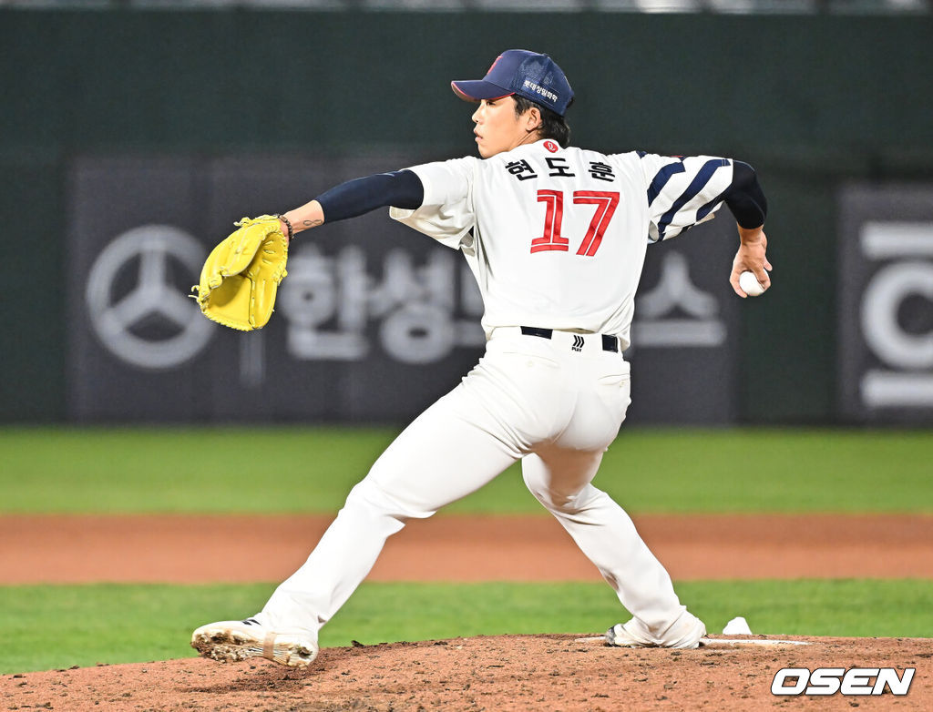 28일 부산 사직야구장에서 2026 신한 SOL KBO 리그 롯데 자이언츠와 키움 히어로즈의 경기가 열렸다. 홈팀 롯데는 김진욱이, 방문팀 키움은 알칸타라가 선발 출전했다.롯데 자이언츠 현도훈이 역투하고 있다. 2026.04.28 / foto0307@osen.co.kr