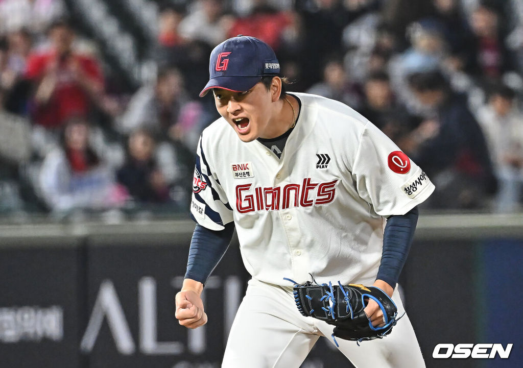 28일 부산 사직야구장에서 2026 신한 SOL KBO 리그 롯데 자이언츠와 키움 히어로즈의 경기가 열렸다. 홈팀 롯데는 김진욱이, 방문팀 키움은 알칸타라가 선발 출전했다.롯데 자이언츠 김원중이 9회말 2사 키움 히어로즈 김건희를 삼진으로 잡고 5-4로 승리한 후 포효하고 있다. 2026.04.28 / foto0307@osen.co.kr