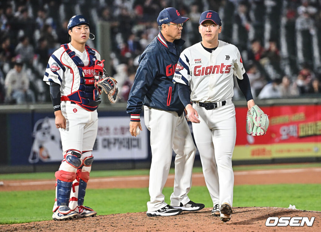 28일 부산 사직야구장에서 2026 신한 SOL KBO 리그 롯데 자이언츠와 키움 히어로즈의 경기가 열렸다. 홈팀 롯데는 김진욱이, 방문팀 키움은 알칸타라가 선발 출전했다.롯데 자이언츠 최준용이 9회초 무사 3루 키움 히어로즈 브룩스에게 1타점 안타를 맞고 교체되고 있다. 2026.04.28 / foto0307@osen.co.kr