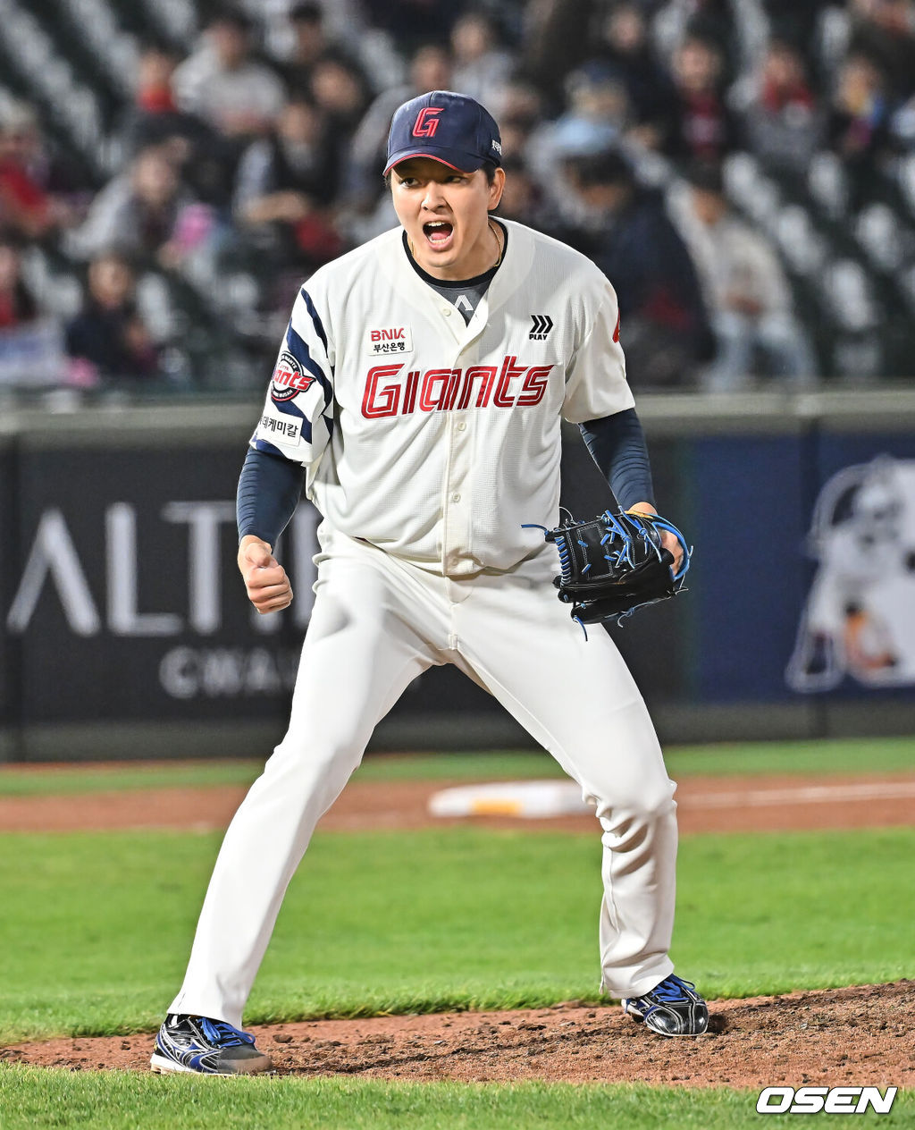 28일 부산 사직야구장에서 2026 신한 SOL KBO 리그 롯데 자이언츠와 키움 히어로즈의 경기가 열렸다. 홈팀 롯데는 김진욱이, 방문팀 키움은 알칸타라가 선발 출전했다.롯데 자이언츠 김원중이 9회말 2사 키움 히어로즈 김건희를 삼진으로 잡고 5-4로 승리한 후 포효하고 있다. 2026.04.28 / foto0307@osen.co.kr