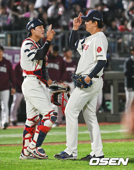 [OSEN=부산, 이석우 기자] 28일 부산 사직야구장에서 2026 신한 SOL KBO 리그 롯데 자이언츠와 키움 히어로즈의 경기가 열렸다. 홈팀 롯데는 김진욱이, 방문팀 키움은 알칸타라가 선발 출전했다.롯데 자이언츠 김원중이 9회말 2사 키움 히어로즈 김건희를 삼진으로 잡고 5-4로 승리한 후 손성빈과 세리머니를 하고 있다. 2026.04.28 / foto0307@osen.co.kr