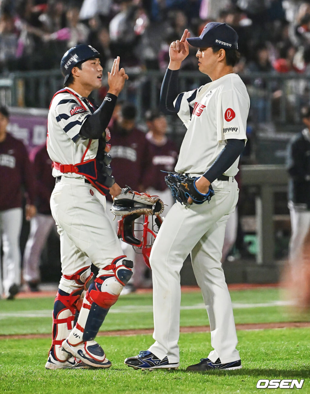 28일 부산 사직야구장에서 2026 신한 SOL KBO 리그 롯데 자이언츠와 키움 히어로즈의 경기가 열렸다. 홈팀 롯데는 김진욱이, 방문팀 키움은 알칸타라가 선발 출전했다.롯데 자이언츠 김원중이 9회말 2사 키움 히어로즈 김건희를 삼진으로 잡고 5-4로 승리한 후 손성빈과 세리머니를 하고 있다. 2026.04.28 / foto0307@osen.co.kr