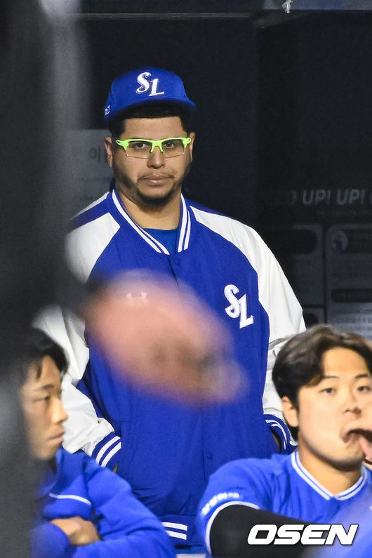 [OSEN=잠실, 박준형 기자] 28일 오후 서울 잠실구장에서 2026 신한 SOL KBO리그 두산 베어스와 삼성 라이온즈의 경기가 진행됐다.이날 두산은 곽빈을, 삼성은 후라도를 선발투수로 내세웠다.9회말 동점 허용하며 승리가 날아간 삼성 선발투수 후라도가 아쉬워하고 있다.     2026.04.28 / soul1014@osen.co.kr