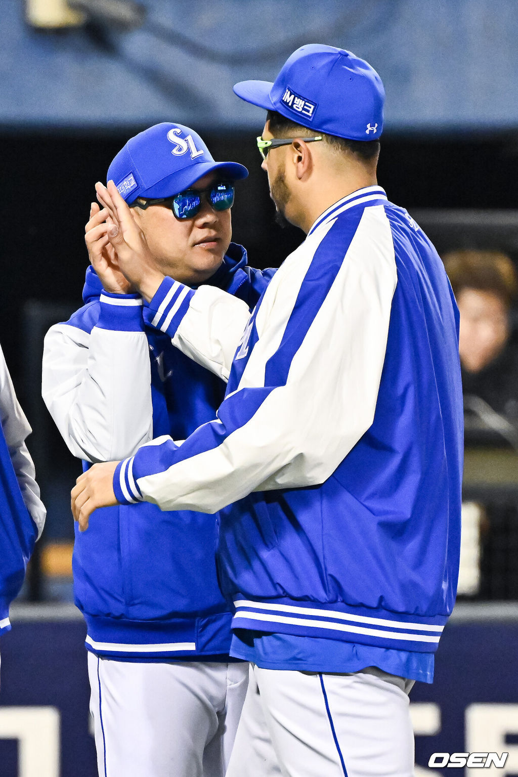 삼성이 천신만고 끝 연패를 끊어냈다.프로야구 삼성 라이온즈는 28일 서울 잠실구장에서 열린 2026 신한 SOL KBO리그 두산 베어스와의 시즌 4번째 맞대결에서 연장 접전 끝 5-4로 승리했다.경기종료 후 삼성 박진만 감독이 후라도와 하이파이브를 하고 있다.     2026.04.28 / soul1014@osen.co.kr