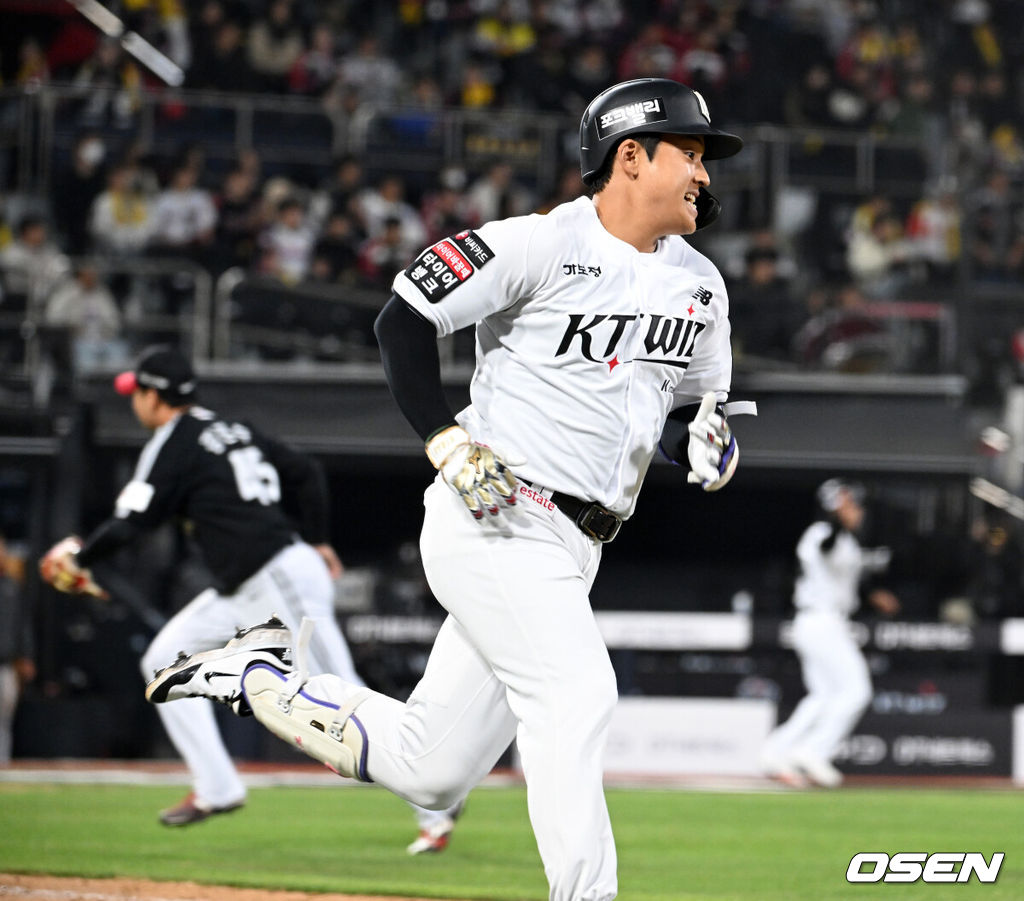프로야구 KT 위즈가 LG 트윈스를 꺾고 1~2위 빅매치에서 웃었다.KT는 28일 수원 KT위즈파크에서 열린 2026 KBO리그 LG와 경기에서 연장 10회 6-5 끝내기 승리를 거뒀다.  KT는 18승 8패로 1위 자리를 지켰고, LG는 16승 9패로 1.5경기 차이로 밀려났다.경기 종료 후 끝내기 안타를 친 KT 강민성이 그라운드를 달리고 있다. 2026.04.28 /sunday@osen.co.kr