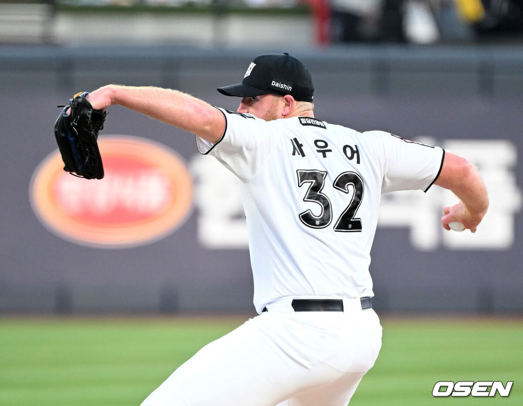 28일 수원 KT위즈파크에서 2026 신한 SOL KBO리그 KT 위즈와 LG 트윈스의 경기가 열렸다.이날 KT는 맷 사우어, LG는 라클란 웰스를 선발로 내세웠다.1회초 무사에서 KT 선발투수 사우어가 역투하고 있다. 2026.04.28 /sunday@osen.co.kr