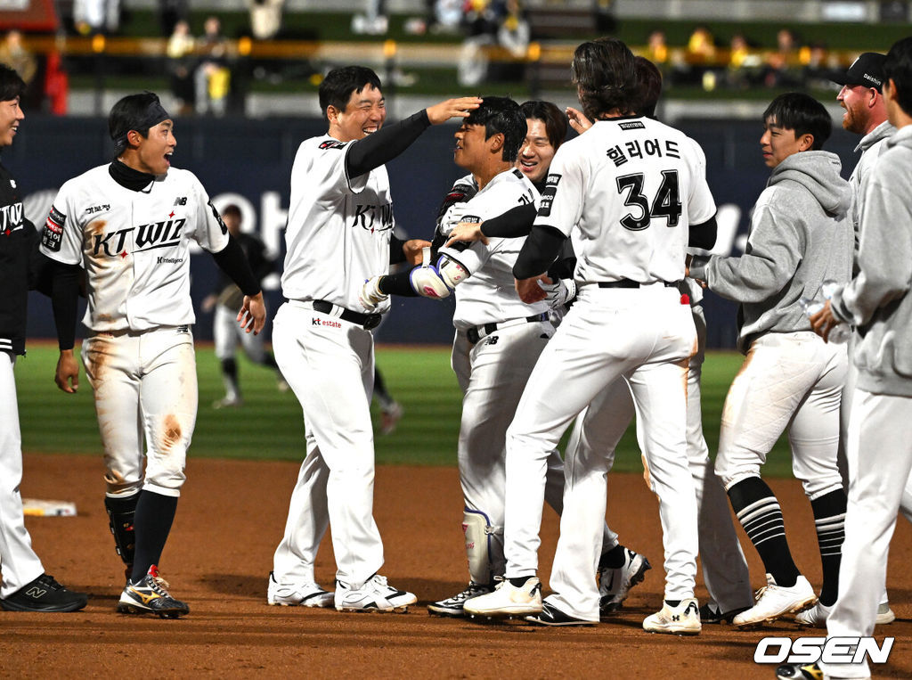프로야구 KT 위즈가 LG 트윈스를 꺾고 1~2위 빅매치에서 웃었다.KT는 28일 수원 KT위즈파크에서 열린 2026 KBO리그 LG와 경기에서 연장 10회 6-5 끝내기 승리를 거뒀다.  KT는 18승 8패로 1위 자리를 지켰고, LG는 16승 9패로 1.5경기 차이로 밀려났다.경기 종료 후 끝내기 안타를 친 KT 강민성이 동료들의 축하를 받고 있다. 2026.04.28 /sunday@osen.co.kr