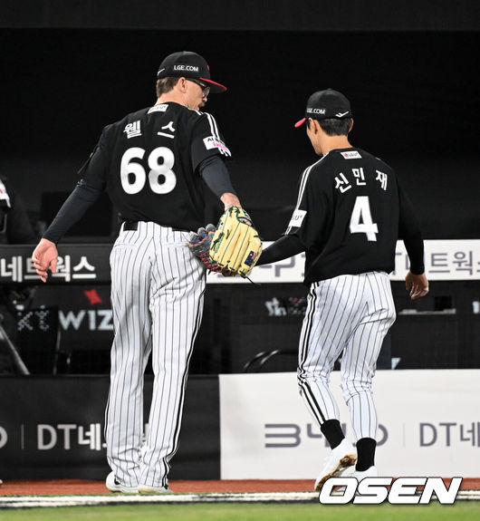 [OSEN=수원, 이대선 기자] 28일 수원 KT위즈파크에서 2026 신한 SOL KBO리그 KT 위즈와 LG 트윈스의 경기가 열렸다.이날 KT는 맷 사우어, LG는 라클란 웰스를 선발로 내세웠다.4회말 수비를 마친 LG 웰스가 동료들을 격려하며 더그아웃으로 가고 있다. 2026.04.28 /sunday@osen.co.kr