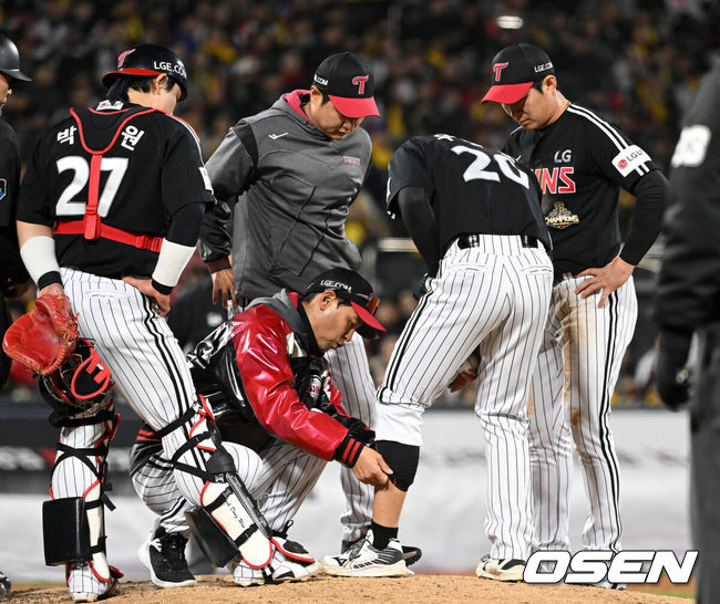 [OSEN=수원, 이대선 기자] 28일 수원 KT위즈파크에서 2026 신한 SOL KBO리그 KT 위즈와 LG 트윈스의 경기가 열렸다.이날 KT는 맷 사우어, LG는 라클란 웰스를 선발로 내세웠다.7회말 무사에서 마운드를 방문한 LG 김광삼 코치가 KT 힐리어드의 타구에 맞은 우강훈의 상태를 살피고 있다. 2026.04.28 /sunday@osen.co.kr