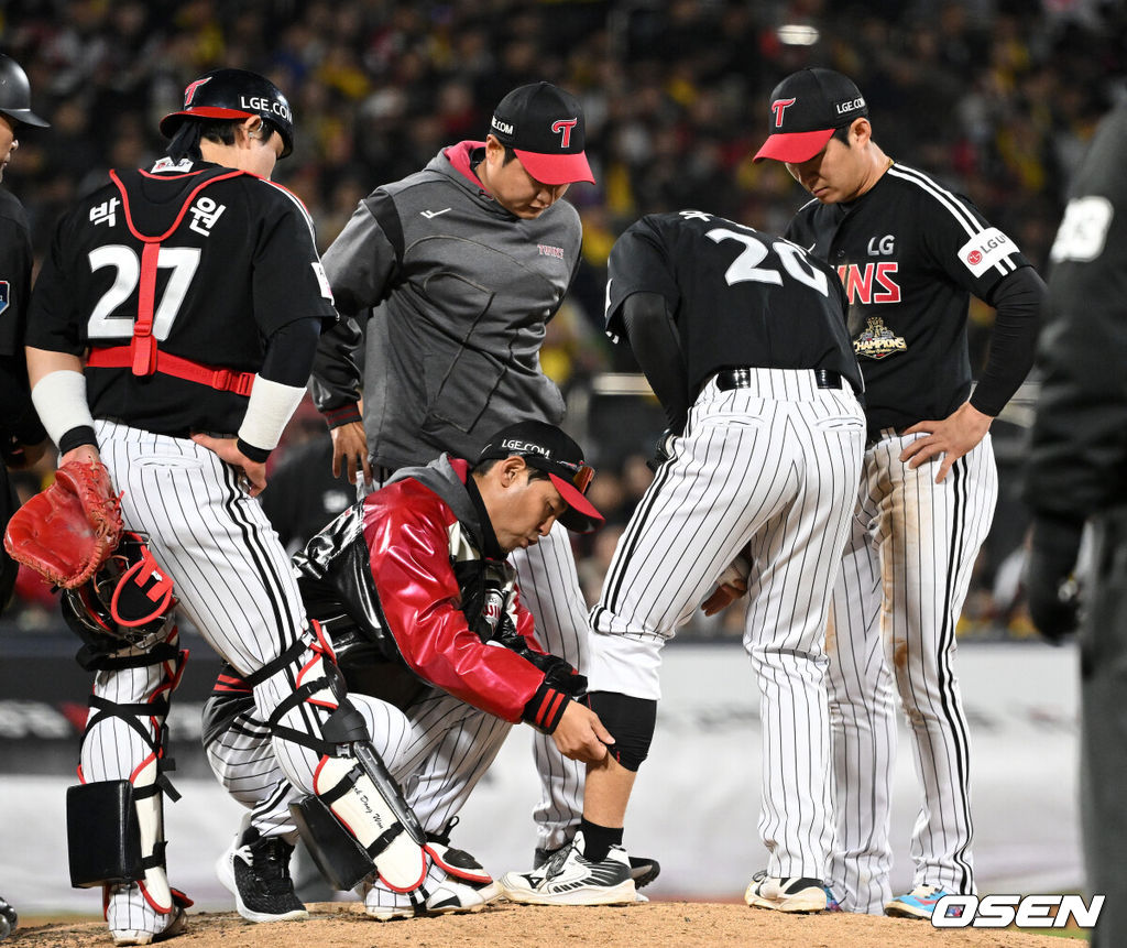 28일 수원 KT위즈파크에서 2026 신한 SOL KBO리그 KT 위즈와 LG 트윈스의 경기가 열렸다.이날 KT는 맷 사우어, LG는 라클란 웰스를 선발로 내세웠다.7회말 무사에서 마운드를 방문한 LG 김광삼 코치가 KT 힐리어드의 타구에 맞은 우강훈의 상태를 살피고 있다. 2026.04.28 /sunday@osen.co.kr