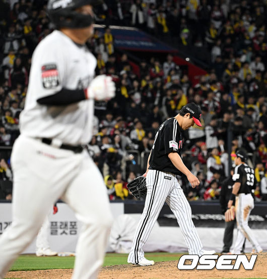 [OSEN=수원, 이대선 기자] 프로야구 KT 위즈가 LG 트윈스를 꺾고&nbsp;1~2위 빅매치에서 웃었다.KT는&nbsp;28일 수원 KT위즈파크에서 열린 2026 KBO리그 LG와 경기에서 연장 10회 6-5 끝내기 승리를 거뒀다.&nbsp; KT는 18승 8패로 1위 자리를 지켰고, LG는 16승 9패로 1.5경기 차이로 밀려났다.9회말 2사 만루에서 LG 김진성이 밀어내기 볼넷을 허용하고 아쉬워하고 있다. 2026.04.28 /sunday@osen.co.kr