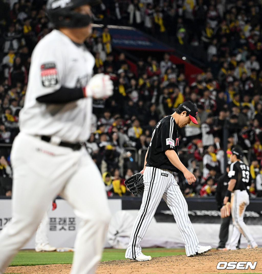 프로야구 KT 위즈가 LG 트윈스를 꺾고 1~2위 빅매치에서 웃었다.KT는 28일 수원 KT위즈파크에서 열린 2026 KBO리그 LG와 경기에서 연장 10회 6-5 끝내기 승리를 거뒀다.  KT는 18승 8패로 1위 자리를 지켰고, LG는 16승 9패로 1.5경기 차이로 밀려났다.9회말 2사 만루에서 LG 김진성이 밀어내기 볼넷을 허용하고 아쉬워하고 있다. 2026.04.28 /sunday@osen.co.kr