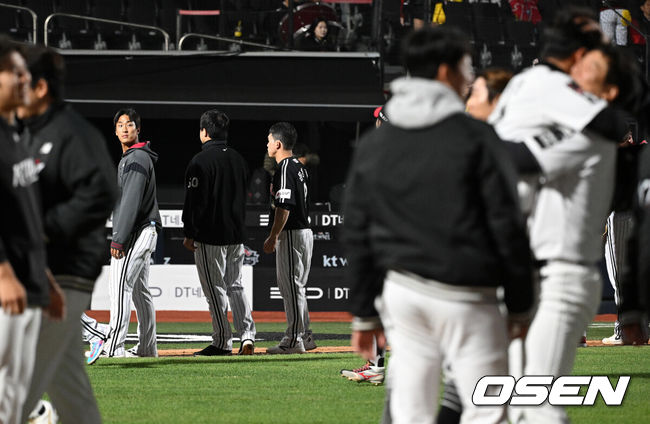 [OSEN=수원, 이대선 기자] 28일 수원 KT위즈파크에서 2026 신한 SOL KBO리그 KT 위즈와 LG 트윈스의 경기가 열렸다.이날 KT는 맷 사우어, LG는 라클란 웰스를 선발로 내세웠다.경기 종료 후 LG 선수들이 패배에 아쉬워하고 있다.. 2026.04.28 /sunday@osen.co.kr