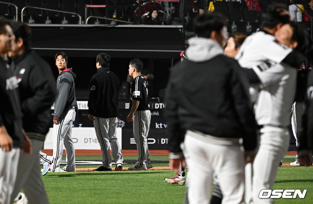 28일 수원 KT위즈파크에서 2026 신한 SOL KBO리그 KT 위즈와 LG 트윈스의 경기가 열렸다.이날 KT는 맷 사우어, LG는 라클란 웰스를 선발로 내세웠다.경기 종료 후 LG 선수들이 패배에 아쉬워하고 있다.. 2026.04.28 /sunday@osen.co.kr