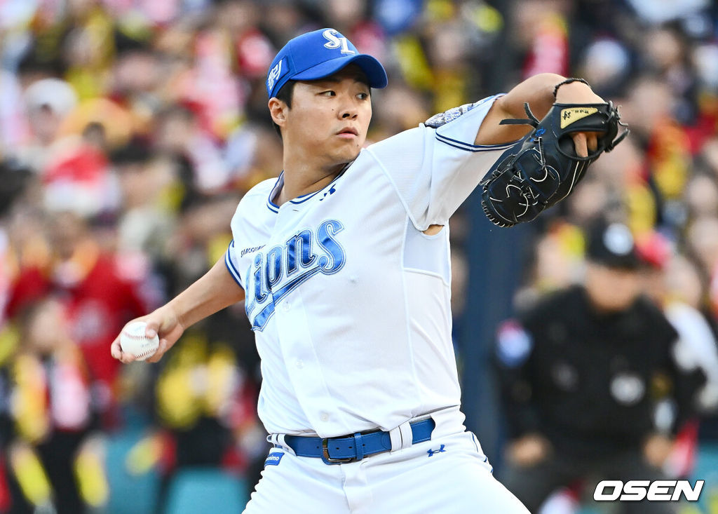 26일 대구 삼성라이온즈파크에서 2024 신한 SOL뱅크 KBO 포스트시즌 한국시리즈 삼성 라이온즈와 KIA 타이거즈의 4차전 경기가 열렸다. 홈팀 삼성은 원태인, 방문팀 KIA는 네일을 선발 투수로 내세웠다.삼성 라이온즈 김윤수가 역투하고 있다. 2024.10.26 / foto0307@osen.co.kr