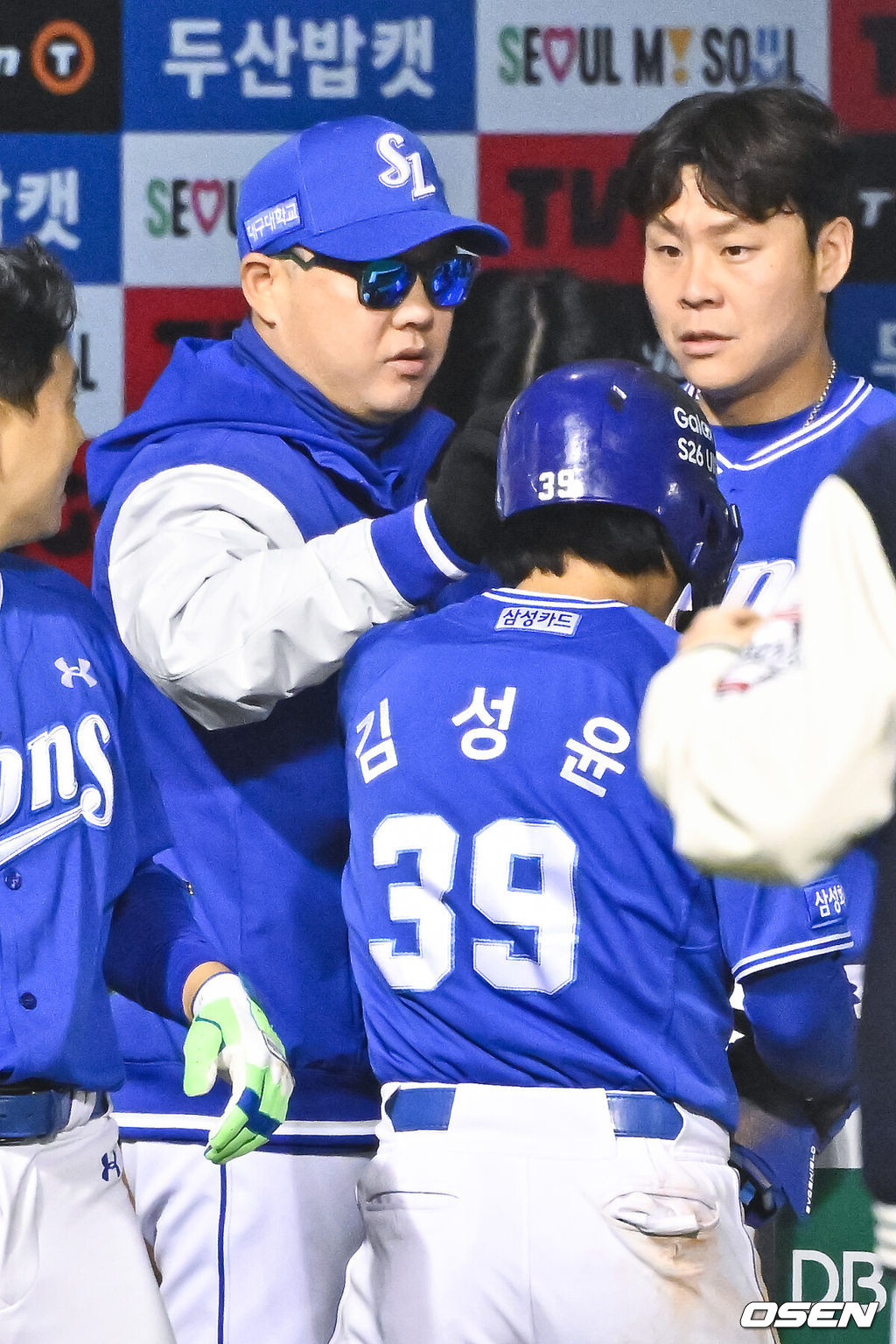 28일 오후 서울 잠실구장에서 2026 신한 SOL KBO리그 두산 베어스와 삼성 라이온즈의 경기가 진행됐다.이날 두산은 곽빈을, 삼성은 후라도를 선발투수로 내세웠다.연장 10회초 1사 2루 삼성 최형우의 1타점 적시타때 2루 주자 김성윤이 득점후 박진만 감독의 축하를 받고 있다.       2026.04.28 / soul1014@osen.co.kr