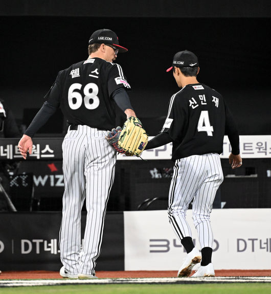 28일 수원 KT위즈파크에서 2026 신한 SOL KBO리그 KT 위즈와 LG 트윈스의 경기가 열렸다.이날 KT는 맷 사우어, LG는 라클란 웰스를 선발로 내세웠다.4회말 수비를 마친 LG 웰스가 동료들을 격려하며 더그아웃으로 가고 있다. 2026.04.28 /sunday@osen.co.kr