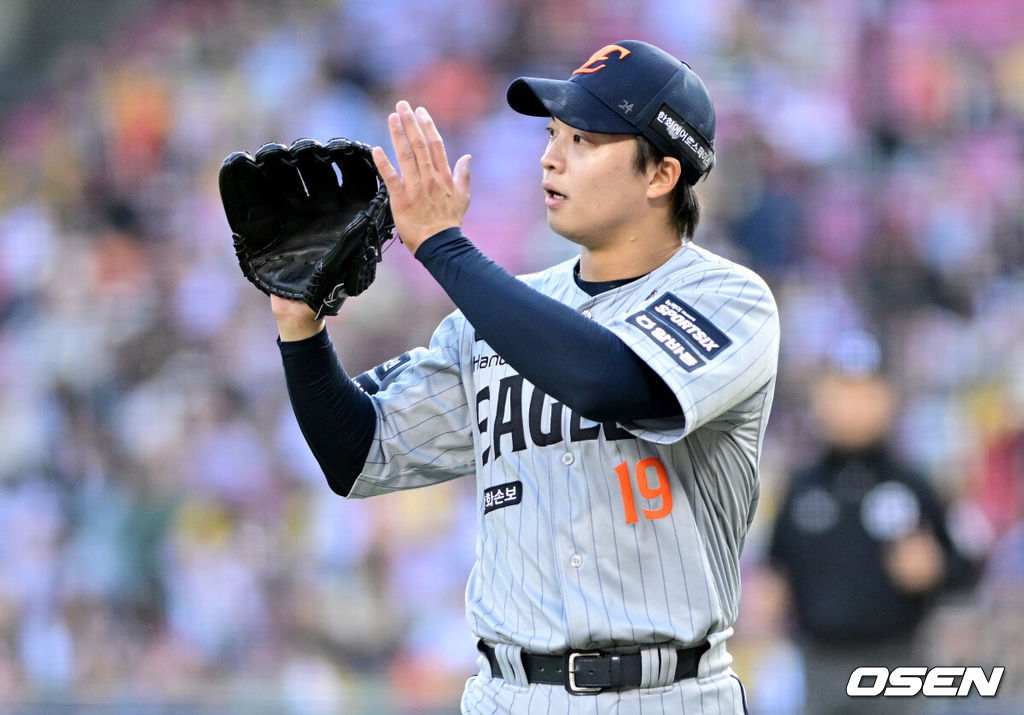 22일 서울 잠실야구장에서 ‘2026 신한 SOL KBO리그’ LG 트윈스와 한화 이글스의 경기가 열렸다.홈팀 LG는 라클란 웰스, 방문팀 한화는 왕옌청을 선발로 내세웠다. 1회말 LG 공격을 무실점으로 막아낸 한화 선발 왕옌청이 더그아웃으로 향하며 야수들에게 인사를 전하고 있다. 2026.04.22 / dreamer@osen.co.kr