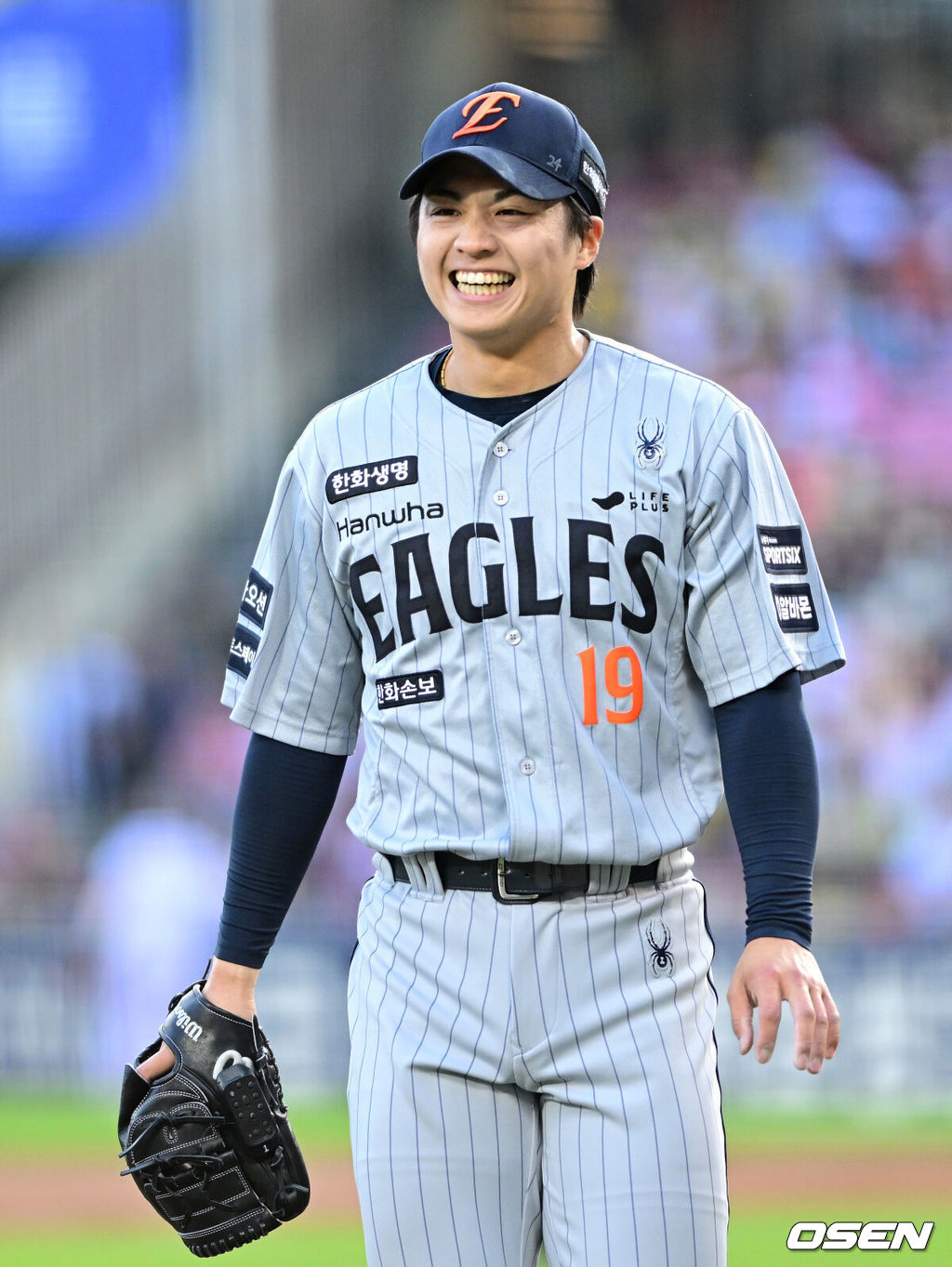 22일 서울 잠실야구장에서 ‘2026 신한 SOL KBO리그’ LG 트윈스와 한화 이글스의 경기가 열렸다.홈팀 LG는 라클란 웰스, 방문팀 한화는 왕옌청을 선발로 내세웠다. 1회말 LG 공격을 무실점으로 막아낸 한화 선발 왕옌청이 더그아웃으로 향하며 미소짓고 있다. 2026.04.22 / dreamer@osen.co.kr