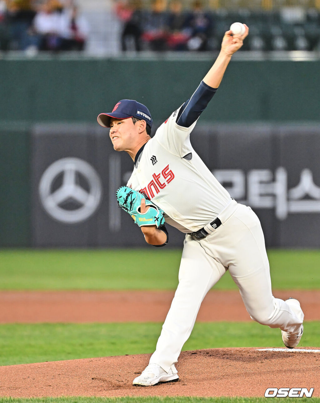 28일 부산 사직야구장에서 2026 신한 SOL KBO 리그 롯데 자이언츠와 키움 히어로즈의 경기가 열렸다. 홈팀 롯데는 김진욱이, 방문팀 키움은 알칸타라가 선발 출전했다.롯데 자이언츠 선발 투수 김진욱이 역투하고 있다. 2026.04.28 / foto0307@osen.co.kr