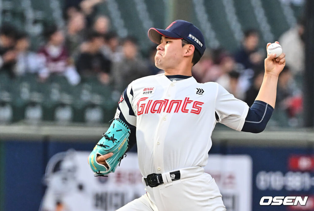 28일 부산 사직야구장에서 2026 신한 SOL KBO 리그 롯데 자이언츠와 키움 히어로즈의 경기가 열렸다. 홈팀 롯데는 김진욱이, 방문팀 키움은 알칸타라가 선발 출전했다.롯데 자이언츠 선발 투수 김진욱이 역투하고 있다. 2026.04.28 / foto0307@osen.co.kr
