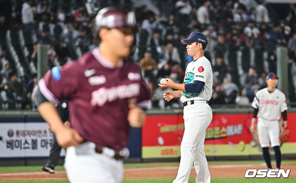 28일 부산 사직야구장에서 2026 신한 SOL KBO 리그 롯데 자이언츠와 키움 히어로즈의 경기가 열렸다. 홈팀 롯데는 김진욱이, 방문팀 키움은 알칸타라가 선발 출전했다.롯데 자이언츠 선발 투수 김진욱이 5회초 1사 만루 키움 히어로즈 김건희에게 역전 밀어내기 볼넷을 내주고 아쉬워하고 있다. 2026.04.28 / foto0307@osen.co.kr