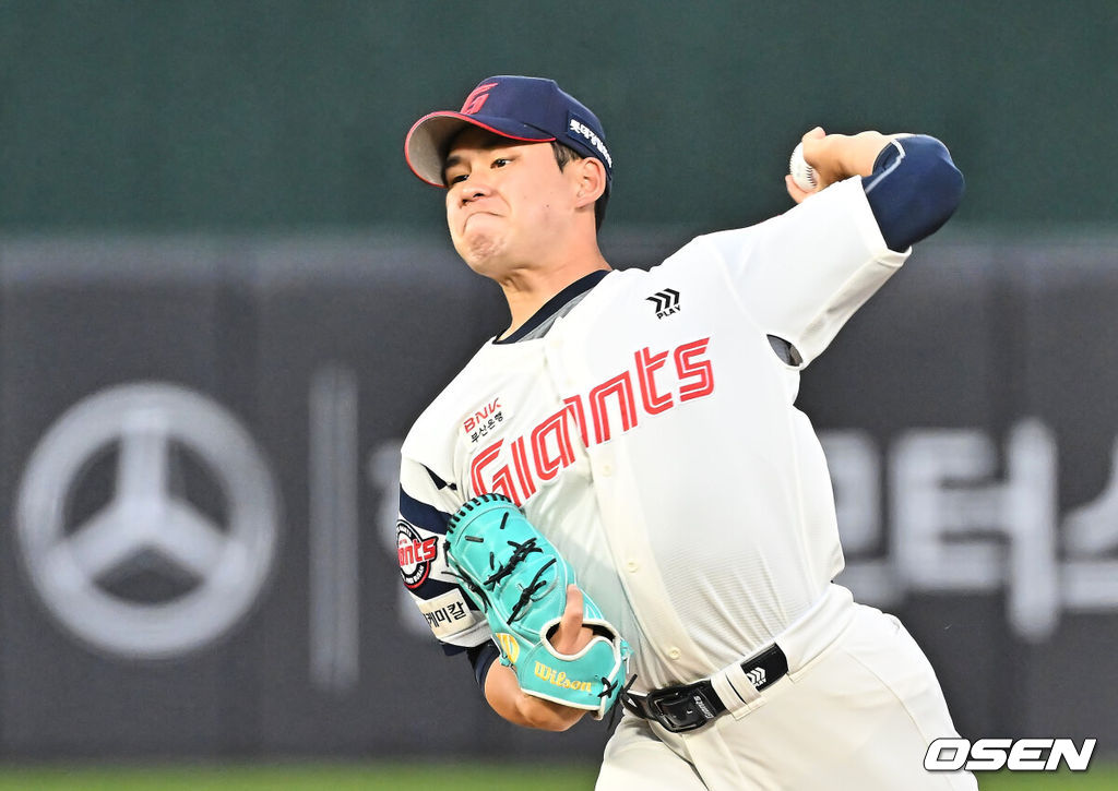 28일 부산 사직야구장에서 2026 신한 SOL KBO 리그 롯데 자이언츠와 키움 히어로즈의 경기가 열렸다. 홈팀 롯데는 김진욱이, 방문팀 키움은 알칸타라가 선발 출전했다.롯데 자이언츠 선발 투수 김진욱이 역투하고 있다. 2026.04.28 / foto0307@osen.co.kr