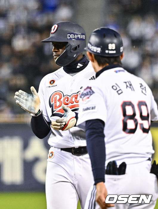 [OSEN=잠실, 박준형 기자] 28일 오후 서울 잠실구장에서 2026 신한 SOL KBO리그 두산 베어스와 삼성 라이온즈의 경기가 진행됐다.이날 두산은 곽빈을, 삼성은 후라도를 선발투수로 내세웠다.9회말 1사 만루 두산 카메론이 동점 2타점 적시타를 날린뒤 박수를 치고 있다.     2026.04.28 / soul1014@osen.co.kr