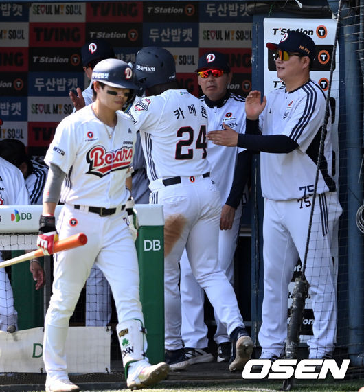 [OSEN=잠실, 이대선 기자] 25일 서울 잠실야구장에서 2026 신한 SOL KBO리그 두산 베어스와 LG 트윈스의 경기가 열렸다.이날 두산은 최민석, LG는 톨허스트를 선발로 내세웠다.3회말 1사 2,3루에서 두산 이유찬의 희생플라이때 홈을 밟은 카메론이 더그아웃에서 김원형 감독과 환호하고 있다. 2026.04.25 /sunday@osen.co.kr