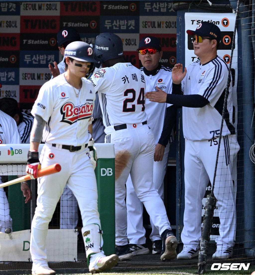 25일 서울 잠실야구장에서 2026 신한 SOL KBO리그 두산 베어스와 LG 트윈스의 경기가 열렸다.이날 두산은 최민석, LG는 톨허스트를 선발로 내세웠다.3회말 1사 2,3루에서 두산 이유찬의 희생플라이때 홈을 밟은 카메론이 더그아웃에서 김원형 감독과 환호하고 있다. 2026.04.25 /sunday@osen.co.kr