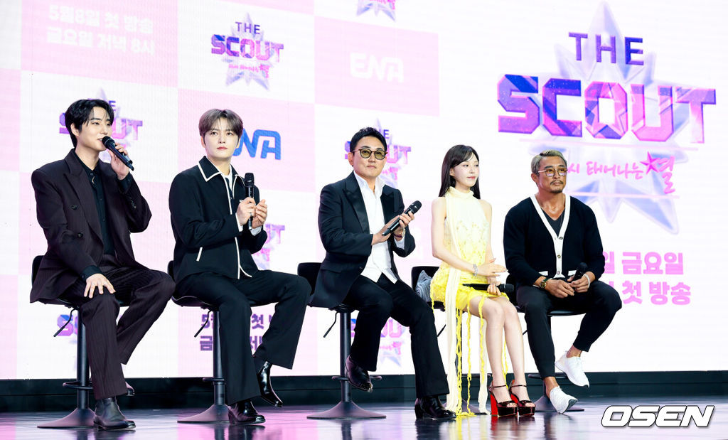 ENA ‘더 스카웃’ 제작발표회가 29일 서울 마포구 서울 큐브컨벤션센터에서 열렸다.‘더 스카웃’은 가요계 최고 전문가들이 ‘아직 자신의 재능을 제대로 펼치지 못한 원석’을 직접 발굴하고, 그들에게 새로운 방향성과 가능성을 제시하는 성장형 음악 프로젝트다.데이식스 영케이(왼쪽부터), 김재중, 이승철, 레드벨벳 웬디, 추성훈이 질의응답 시간을 갖고 있다. 2026.04.29 /cej@osen.co.kr