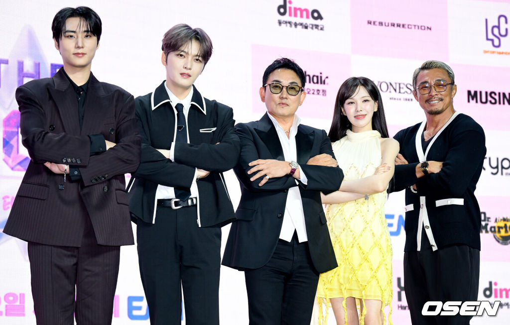 ENA ‘더 스카웃’ 제작발표회가 29일 서울 마포구 서울 큐브컨벤션센터에서 열렸다.‘더 스카웃’은 가요계 최고 전문가들이 ‘아직 자신의 재능을 제대로 펼치지 못한 원석’을 직접 발굴하고, 그들에게 새로운 방향성과 가능성을 제시하는 성장형 음악 프로젝트다.데이식스 영케이(왼쪽부터), 추성훈, 이승철, 레드벨벳 웬디, 추성훈이 포즈를 취하고 있다. 2026.04.29 /cej@osen.co.kr